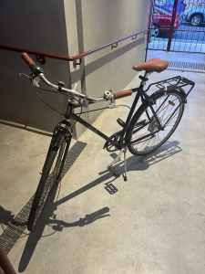 City/road bike in great condition (with helmet and lock)