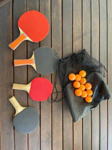 4 ping pong rackets (and10 balls)