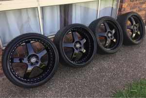 SIMMONS 3 PIECE 22x9.5INCH & 22x11.5INCH GLOSS BLACK WHEELS AND TYRES!
