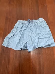 Item 1424- Used Uniqlo Shorts size 5-6