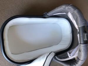 UPPABaby Bassinet with travel bag - travel cot - $90 neg