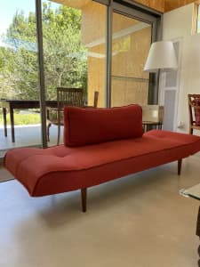 Daybed /chaise lounge.