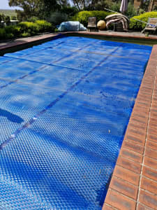 Pool solar blanket and roller 