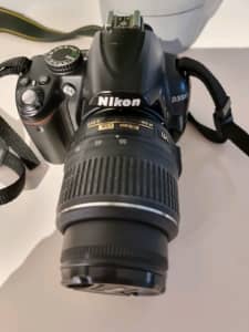 Nikon d3000 dslr camera with lens