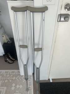Crutches like new plus free moon boot