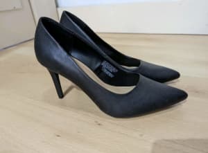 Black Court Heel Shoes Size 8