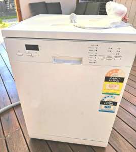 DeLonghi Freestanding Dishwasher 60cm