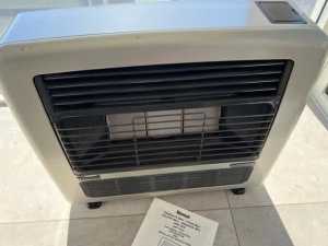 Rinnae Graduate MKII natural gas heater with fan in good working order