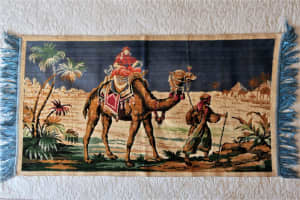 WALL RUG WITH CAMELS