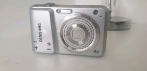 Samsung ES series ES25 12.2MP compact digital camera & SD card