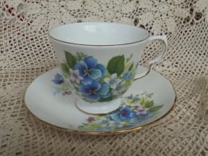VINTAGE QUEEN ANNE ENGLAND CUP & SAUCER BONE CHINA