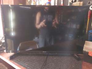 Hisense TV 32 Inch. Universal remote. $50. Works perfectly! Not a Smar