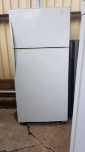 WESTINGHOUSE 530LTS WHITE TOP MOUNT REFRIGERATOR
