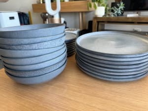 Plate set with 8 plates, 8 bowls and 8 small plates