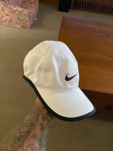 Nike featherlight Dri-Fit cap