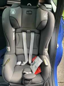 Britax graphene car seat with manual and newborn insert