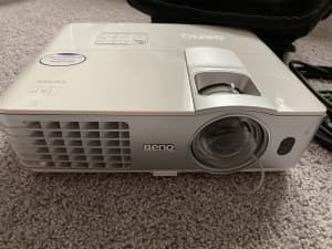 Ben Q 3D projector (white) with 3D glasses