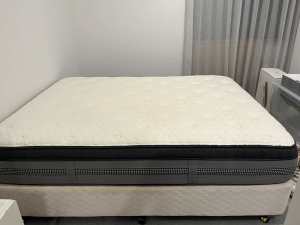 Queen bed mattress and ensemble base: Silentnight London Plush