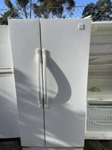! good working 588 liter side by side whirlpool fridge