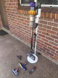 Dyson V15 Detect absolute excellent like new/powerful suction/fully
