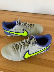 Childs Nike soccer boots EUR 35