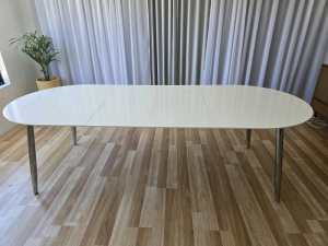 Dining table - extandable options 