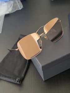 SALE SALE! Dior sunglasses, high-end quality! Pick up V Park