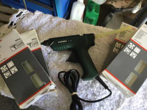 As New ‘’METABO” Glue Gun and 4 Packs of BOSCH Glue Sticks x27 per pak