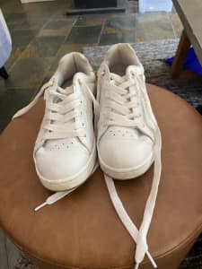 Kustom white leather sneaker US 8 with rose gold detail