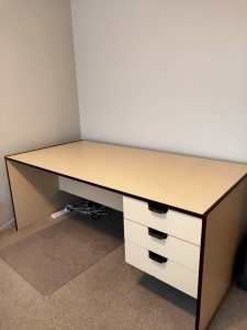 Large office desk with 3 drawers