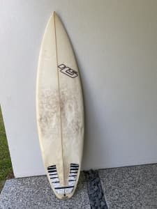 Hayden shapes surfboard