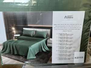 Wanted: Brand new multi-color queen bed sheets for 25