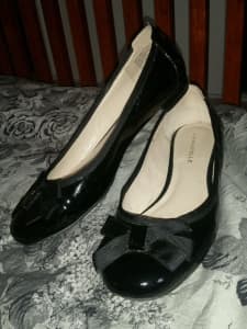 NEAR NEW!! ANNAPELLE Ladies black leather ballet shoes, size 8.5