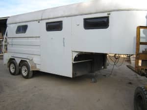 Horse float 21 ft fifth wheel 2 -1/2 bay with living