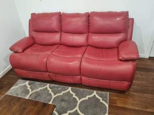 MAKE A REASONABLE OFFER!!! Nick Scali - Leather Electric Recliner Loun