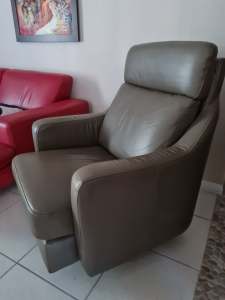 LEATHER ARM CHAIR WITH SWIVEL BASE