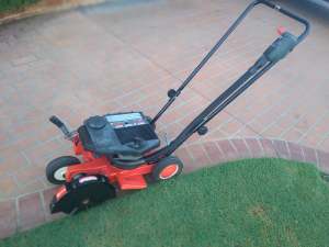 Victa Tilt-a-Cut Edger Professional Cut In Imaculate Condition. 