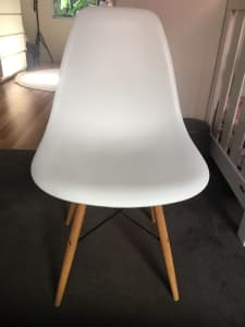 Replica Eames chair white perfect condition