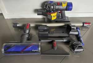 Dyson V8 cordless vacuum cleaner in very good condition.