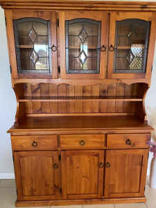 Dresser with lead light doors in great condition