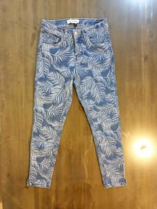 Ladies Size 8 Leaf Jeans *Check my other ads*