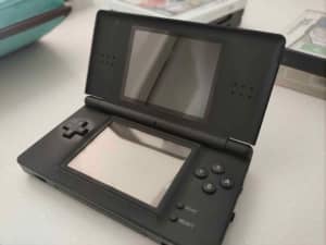 Nintendo DS Lite Charger 16 Games DS Case