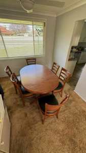 6 seater Extendable dining table
