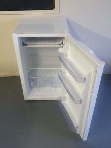 TCL White Bar fridge Refridgerator F122SDW 121L