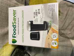 FoodSaver VS1190 Handheld Vacuum Sealer Starter Kit