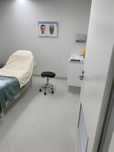 Large room available in new clinic in Toowong