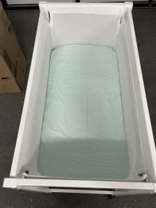 Baby bassinet and foldable bath tub