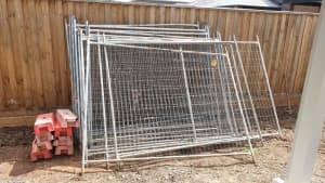 Temporary fencing panels & concrete feets