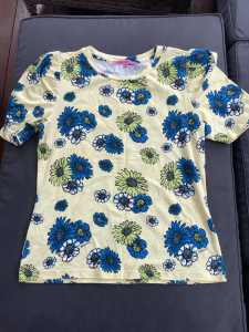 Review short sleeved Top size 12, New without tags