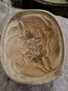 Floral carving crackled glazed dish